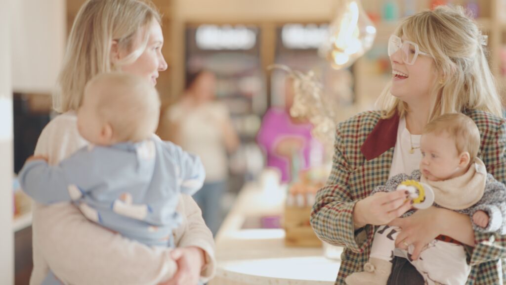 Spreek af met andere ouders om je zorgen te bespreken en samen te ontspannen