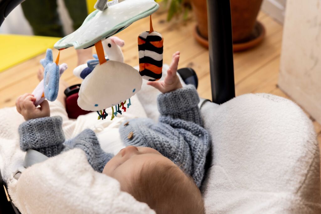 A cot mobile also provides playtime fun in the maxi cosi.