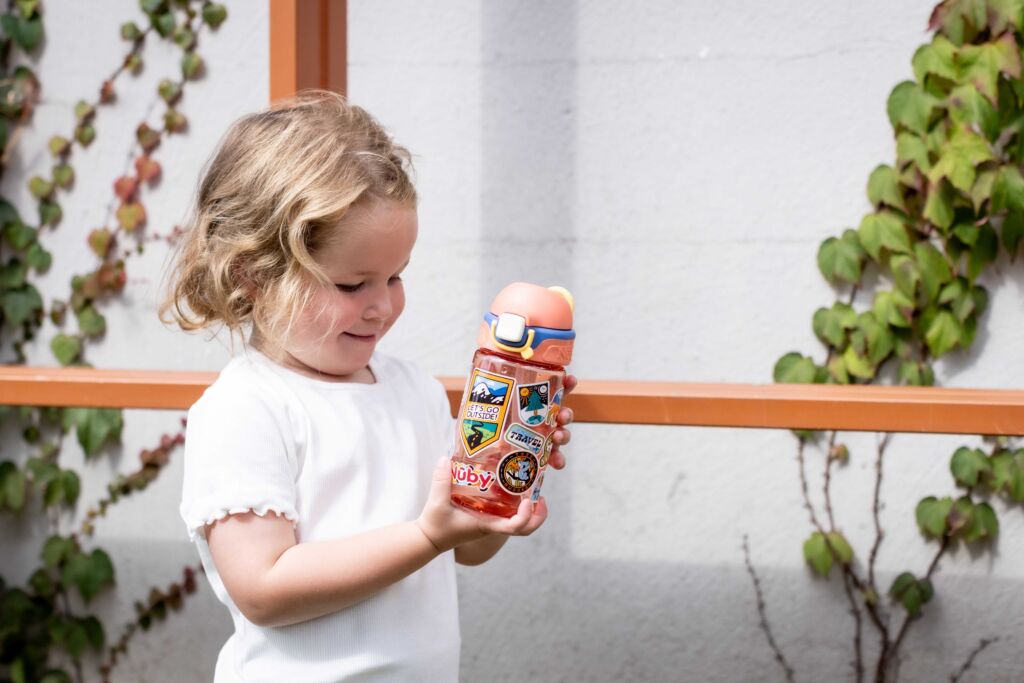 Kinder lieben bunte Trinkflaschen und das verstehen wir vollkommen