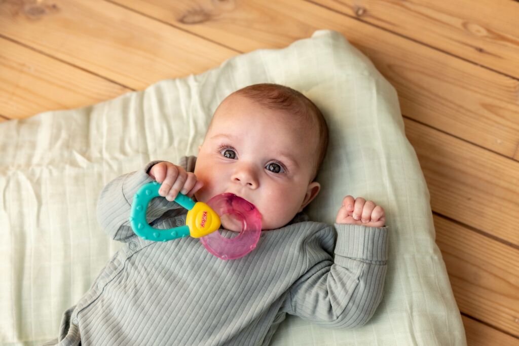 Möchten Sie dass Ihr Baby beim Zahnen schnell wieder glücklich ist Entscheiden Sie sich für einen kühlenden Beißring